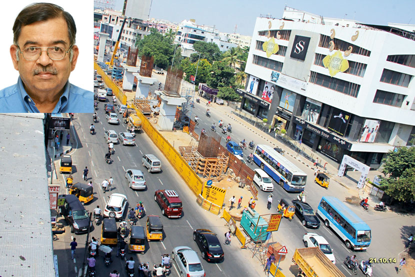 हैदराबादमध्ये मेट्रो प्रकल्पाचे काम सुरू असतानाचे छायाचित्र. तेथील रस्त्यांची रुंदी या छायाचित्रातून स्पष्ट होते. चौकटीत - दिलीप भट