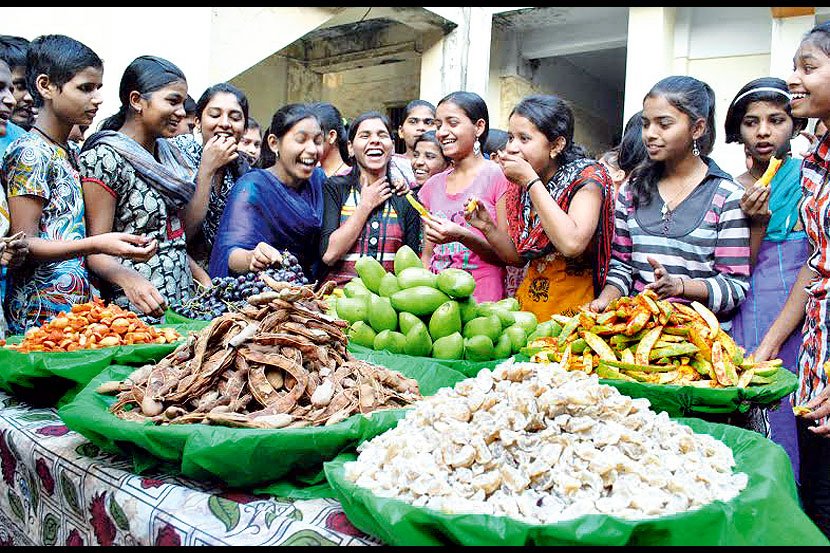 अनाथाश्रमातील मुलींनी लुटला रानमेवा चाखण्याचा आनंद