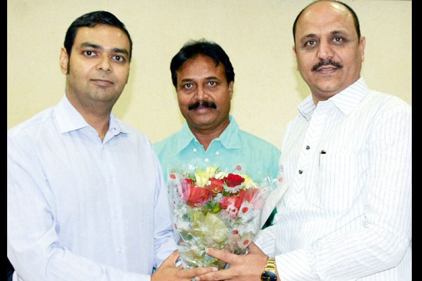 पिंपरी पालिका स्थायी समितीच्या अध्यक्षपदी डब्बू आसवानी निवडून आल्याचे निवडणूक निर्णय अधिकारी बिपीन शर्मा यांनी जाहीर केले व त्यांचे पुष्पगुच्छ देऊन अभिनंदन केले. या वेळी अतिरिक्त आयुक्त तानाजी शिंदे.