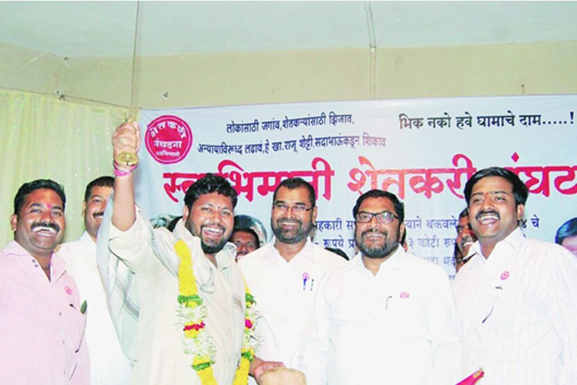 सहय़ाद्री साखर कारखान्याने थकवलेल्या १२ कोटी ८० लाख रुपयांची रक्कम मिळवून दिल्याबद्दल स्वाभिमानीचे तालुकाध्यक्ष सचिन नलवडे यांचा सत्कार करण्यात आला. या वेळी सदाभाऊ खोत, राजू शेट्टी व अन्य.