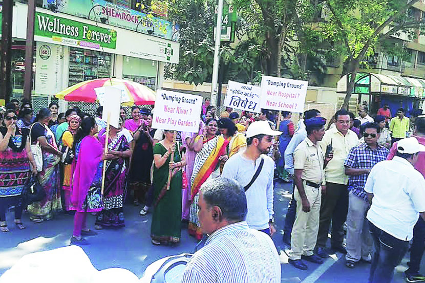   कचरा विल्हेवाट प्रकल्पाविरोधात बारावे नागरिकांच्या मोर्चामध्ये महिलांचाही लक्षणीय सहभाग होता.  