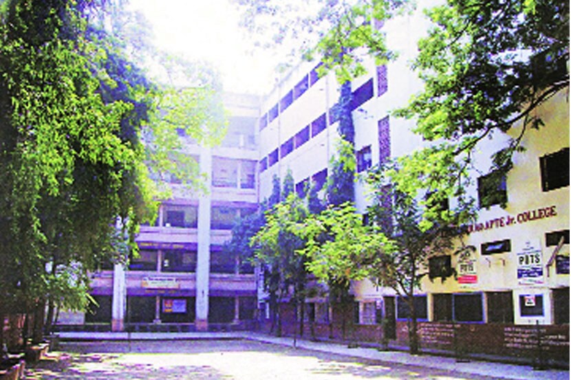 छायाचित्रात शाळेची इमारत 