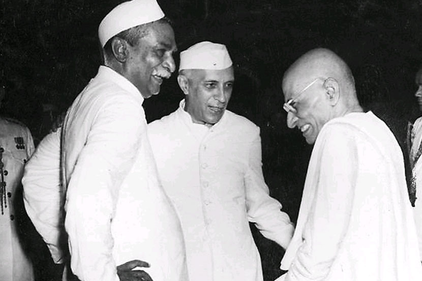 ‘एक्स्प्रेस संग्रहा’तील हे छायाचित्र राजेंद्र प्रसाद , नेहरू आणि राजाजी यांच्यातील मोकळय़ा संवादाचे