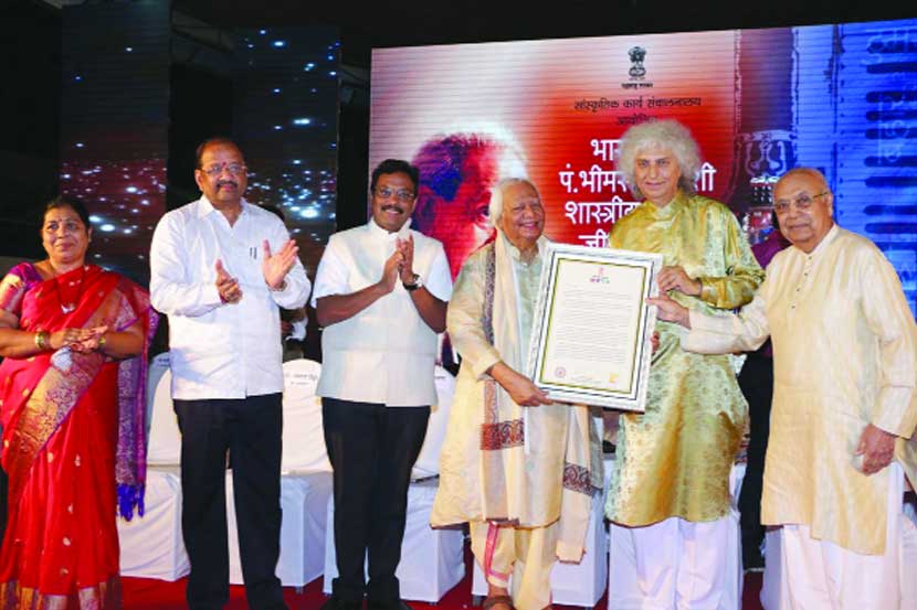 पंडीत भीमसेन जोशी जीवन गौरव पुरस्कार ज्येष्ठ सारंगीवादक पंडित राम नारायण यांना शनिवारी एका सोहळ्यात प्रदान करण्यात आला.