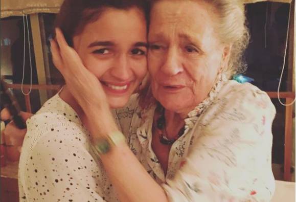 Alia Bhatt , Bollywood, kapoor and sons , Alia Bhatt cry on her birthday , alia's grandparents birthday song, entertainment news, emotional moments, Loksatta, Loksatta news, Marathi, Marathi news