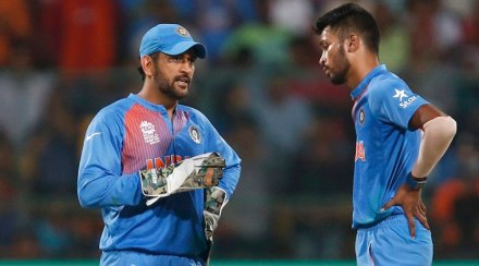 Cricket - India v Bangladesh - World Twenty20 cricket tournament - Bengaluru, India, 23/03/2016. India's captain and wicketkeeper Mahendra Singh Dhoni (L) speaks with his teammate Hardik Pandya. REUTERS/Danish Siddiqui