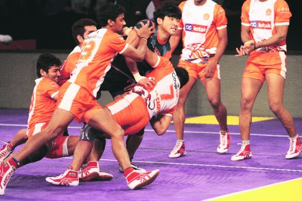 बंगालच्या खेळाडूची पुण्याच्या खेळाडूंनी केलेली पकड. 