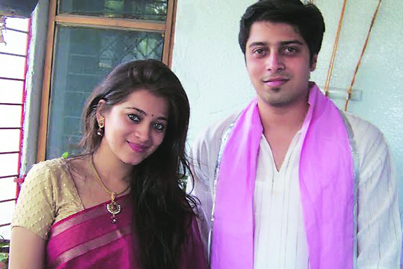 स्वरांगी मराठे आणि निखिल काळे या नवदांपत्याने साधेपणाने विवाह केला.