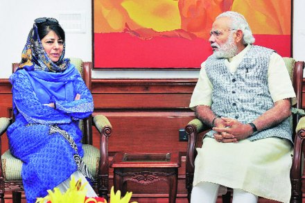 मेहबूबा मुफ्ती व मोदी यांच्यात चर्चा