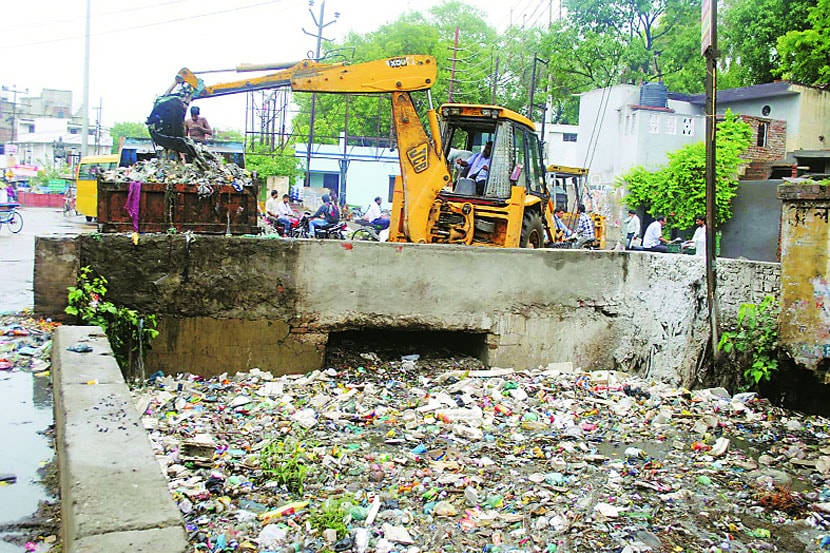 मिठी व वाकोला यांसारख्या संवेदनशील नाल्यांपासून या सफाईची सुरुवात