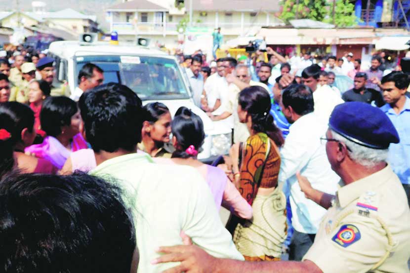 त्र्यंबकेश्वर मंदिराबाहेर भूमाता ब्रिगेडच्या वाहनास रोखताना स्थानिक महिला व कार्यकर्ते. 
(छाया - कमलाकर अकोलकर)