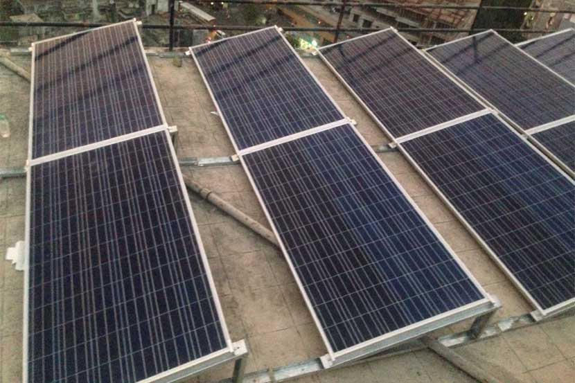 कांदिवलीमधील एका सोसायटीने आपल्या इमारतीच्या गच्चीवर सौर ऊर्जानिर्मिती सुरू केली 