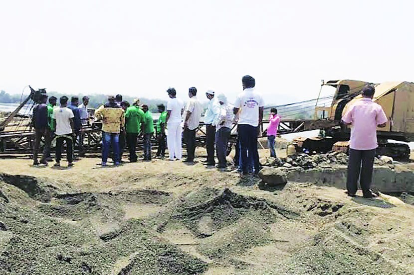 डोंबिवली पश्चिमेकडील रेतीबंदरव जिल्हाधिकाऱ्यांनी कारवाई केली.