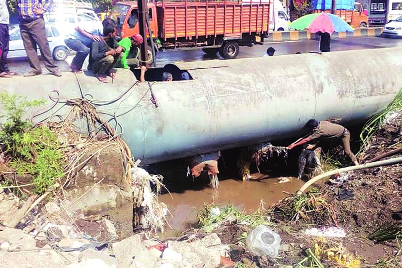 काटईनाका येथील एमआयडीसीची जलवाहिनी फुटल्याने पाणी वाया गेले.
