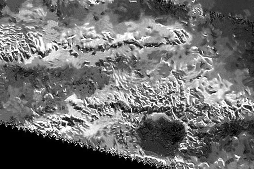 नासाच्या कॅसिनी या अवकाशयानाने शनीच्या टायटन नावाच्या चंद्रावरील सर्वात मोठा पर्वत शोधून काढला आहे.