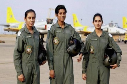 देशाच्या पहिल्या महिला फायटर पायलट प्रशिक्षणार्थी भावना कांत, मोहना सिंह आणि अ‍वनी चतुर्वेदी. (Photo:PTI)