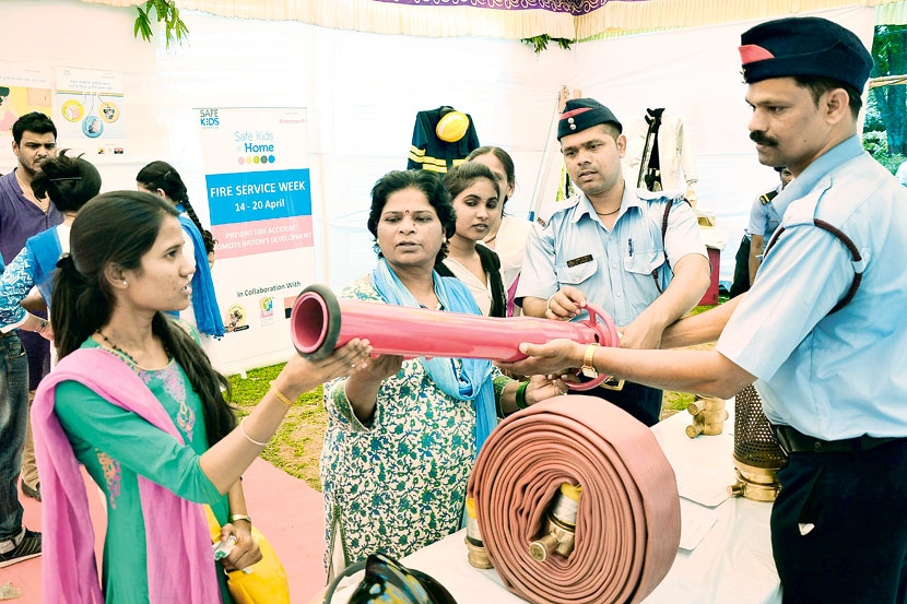 अग्निशमन सप्ताहानिमित्त संभाजी उद्यानात अग्निशमन दलाच्या विविध साहित्यांचे आणि उपकरणांचे प्रदर्शन भरविण्यात आले आहे. २० एप्रिलपर्यंत सकाळी दहा ते रात्री नऊ या वेळात हे प्रदर्शन नागरिकांना पाहण्यासाठी नि:शुल्क खुले आहे. 
