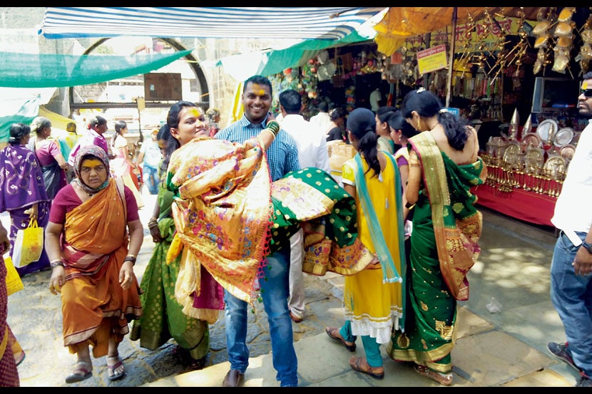 लग्नसराईमुळे जेजुरी गड नवविवाहित दाम्पत्यांनी फुलून गेला असून, प्रथेप्रमाणे वर वधूला उचलून घेत गडाच्या पाच पायऱ्या चालत असल्याचे चित्रही दिसून येत आहे.