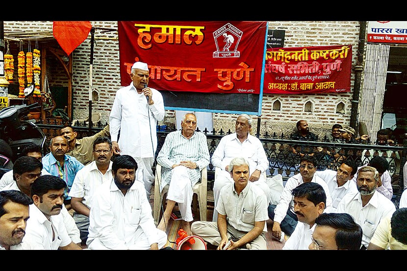 माथाडी कायद्यातील बदलाच्या विरोधात डॉ. बाबा आढाव यांच्या नेतृत्वाखाली सोमवारी उपोषण करण्यात आले. माथाडी कायद्यातील बदलाच्या विरोधात डॉ. बाबा आढाव यांच्या नेतृत्वाखाली सोमवारी उपोषण करण्यात आले.