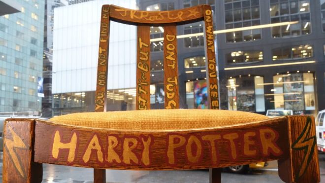 हॅरी पॉटरचे लेखन करताना वापरलेल्या खुर्चीचा २.६ कोटींमध्ये लिलाव