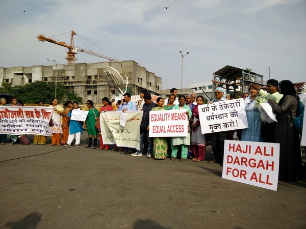 दर्ग्यात प्रवेश न मिळाल्याने ‘वर्षा’वर ठिय्या आंदोलनासाठी जाणाऱया तृप्ती देसाई पोलिसांच्या ताब्यात