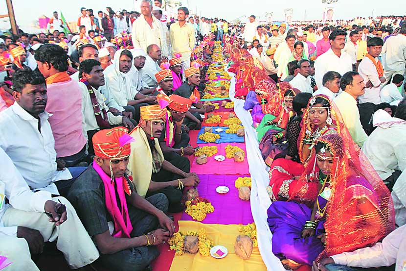 खासदार रावसाहेब दानवे यांच्या पुढाकारातून जालना येथे रविवारी आयोजित सोहळ्यात  ५२७ जोडपी विवाहबद्ध झाली. (छाया-दीपक जोशी)