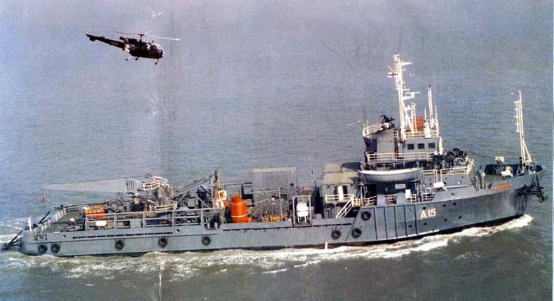 आयएनएस निरीक्षकवर हा स्फोट १६ एप्रिल रोजी झाला होता. मात्र, नौदलाकडून याबाबत काहीच वाच्यता करण्यात आलेली नव्हती. अखेर आज या घटनेच्या चौकशीचे आदेश देण्यात आले. 
