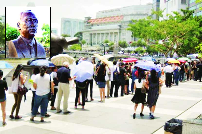 ली कुआन ( वर उजवीकडे) यांच्या प्रथम स्मृतिदिनानिमित्त त्यांना आदरांजली वाहण्यासाठी लागलेली रांग