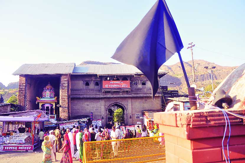 त्र्यंबकेश्वर मंदिरात महिलांना मारहाण, माजी नगराध्यक्षांसह १५० जणांवर गुन्हा