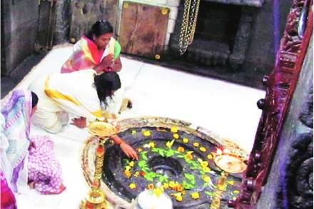 त्र्यंबकेश्वर मंदिरातील गाभाऱ्यात पूजा करताना स्वराज्य संघटनेच्या कार्यकर्त्यां (छाया- मयूर बारगजे)