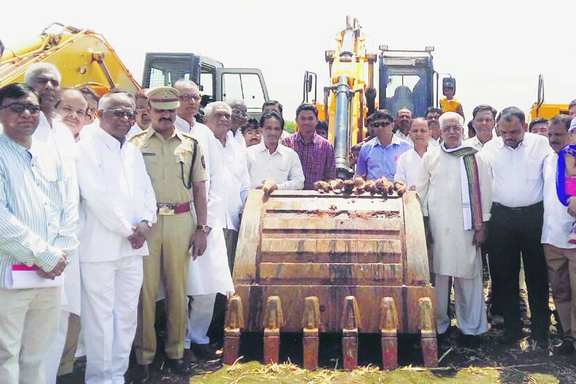 लोकसहभागातून मांजरा नदीच्या १८ किलोमीटर खोलीकरणाच्या कामास गुढीपाडव्याच्या मुहूर्तावर प्रारंभ करताना जिल्हाधिकारी पांडुरंग पोले व पोलीस अधीक्षक ज्ञानेश्वर चव्हाण यांच्यासह अन्य मान्यवर.