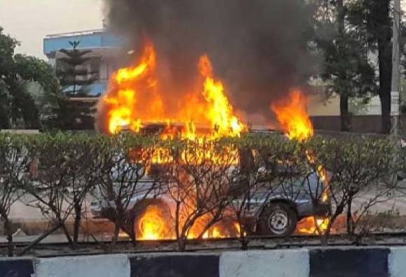 Youth suicide , burning his car , Pune, पुण्यात तरूणाची आत्महत्या, आत्मदहन, कार पेटवून आत्महत्या, हडपसर, Loksatta, Loksatta news, Marathi, Marathi news