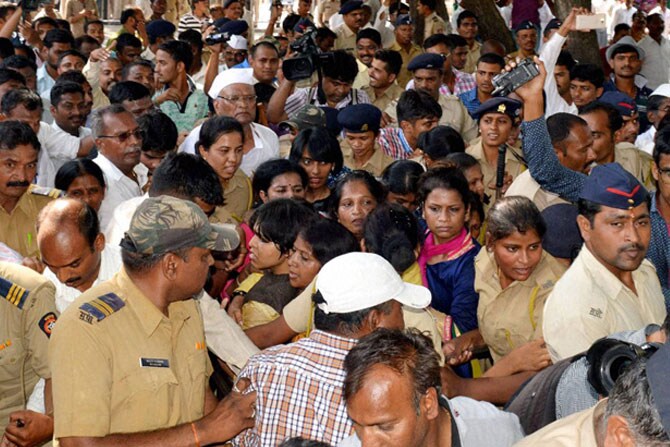 तृप्ती देसाई यांच्याविरुद्ध सांगलीत धमकीची तक्रार