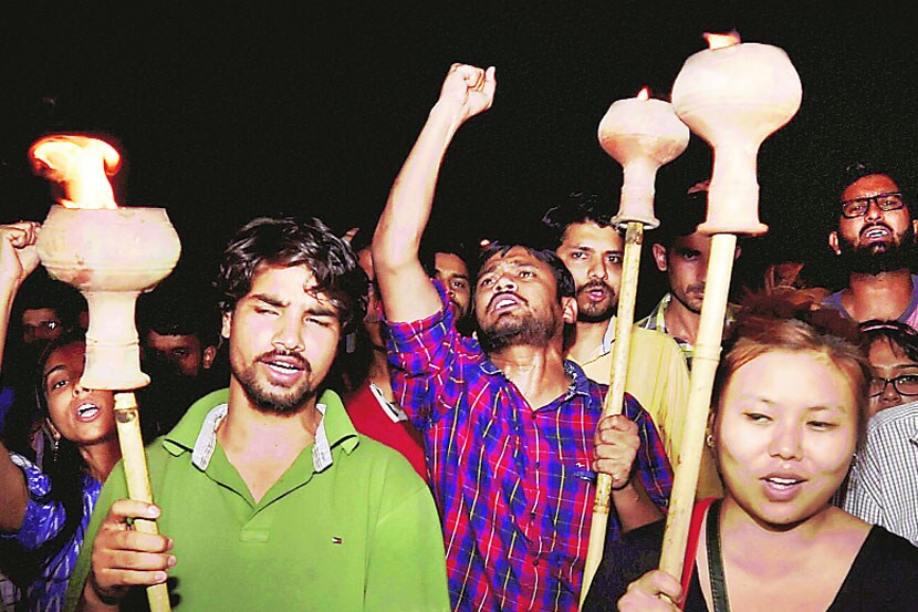 विद्यार्थ्यांना दिलेल्या शिक्षेच्या निषेधार्थ विद्यापीठ विद्यार्थी संघटनेचा अध्यक्ष कन्हैया कुमार व इतर विद्यार्थ्यांनी जेएनयुच्या आवारात बुधवारी रात्री मशाल मोर्चा काढला.
