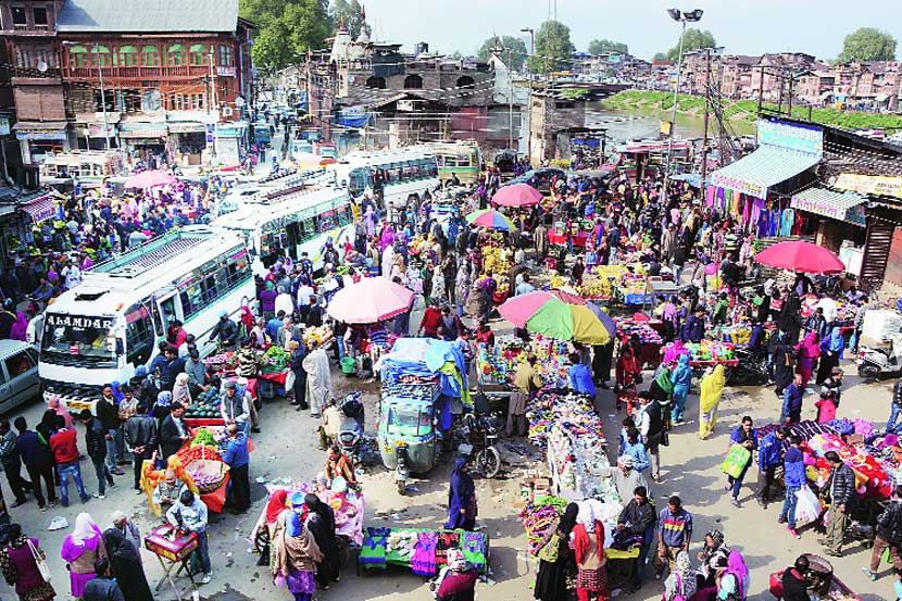   श्रीनगरमध्ये पाच दिवसांचा बंद व संचारबंदीनंतर सोमवारी जनजीवन पूर्वपदावर आले. स्थानिकांनी बाजारपेठेत खरेदीसाठी गर्दी केली होती.