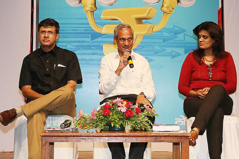 ‘लोकसत्ता अर्थब्रह्म’ कार्यक्रमात गुंतवणूक विश्लेषक अजय वाळिंबे, सनदी लेखापाल चंद्रशेखर वझे , अर्थ नियोजनकार भक्ती रसाळ .