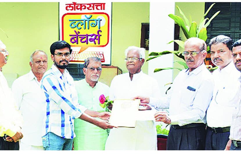  ‘लोकसत्ता’च्या ‘ब्लॉग बेंचर्स’ स्पध्रेतील ‘बेदिलीचे बादल’ या विषयावर लेखन करून राज्यात दुसऱ्या क्रमांकाचे पारितोषिक मिळविल्याबद्दल िहगोलीच्या आदर्श महाविद्यालयातील विद्यार्थी प्रवण खाडे याला गौरविण्यात आले.