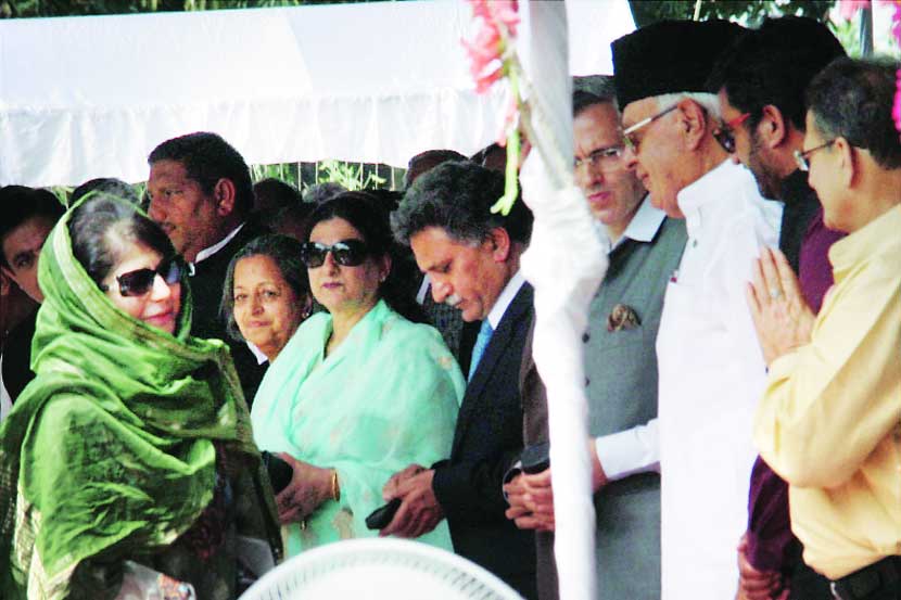 जम्मू व काश्मीरच्या मुख्यमंत्रिपदाची शपथ सोमवारी जम्मू येथील राजभवनावर पीडीपीच्या नेत्या मेहबूबा मुफ्ती यांनी घेतली. त्यानंतर नॅशनल कॉन्फरन्सचे नेते फारुख अब्दुल्ला व माजी मुख्यमंत्री ओमर अब्दुल्ला यांनी त्यांचे अभिनंदन केले. 