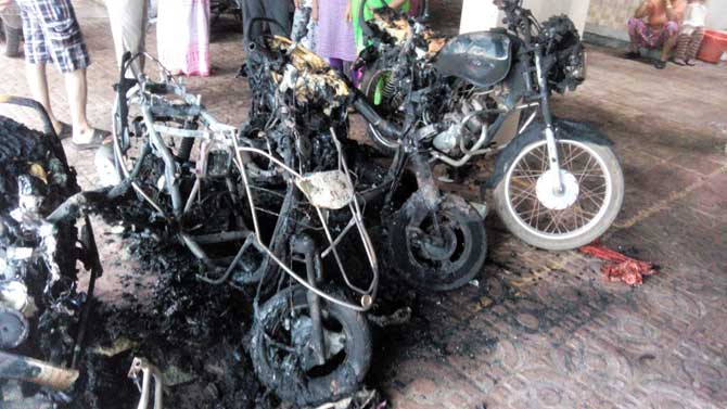 two wheelers burnt , Bike, Fire, Pune, Loksatta, Loksatta news, Marathi, Marathi news