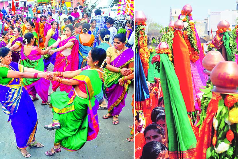 नववर्ष स्वागतयात्रांमध्ये फुगडय़ांचा रंगलेला खेळ. (सर्व छायाचित्रे - मयूर बारगजे)
व नाशिक शहरात नववर्ष स्वागतयात्रांमध्ये गुढय़ा घेऊन सहभागी झालेल्या महिला.