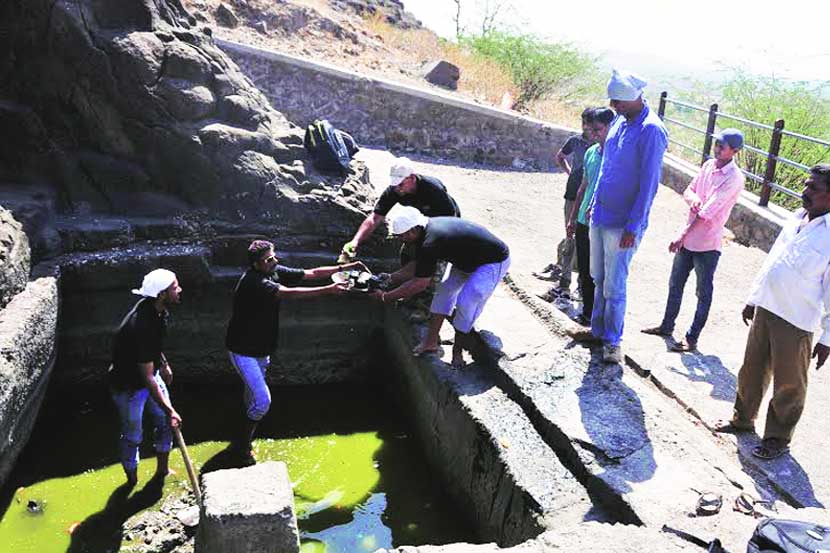 अंकाई किल्ल्यातील कुंडांची स्वच्छता करताना दुर्ग संवर्धन प्रतिष्ठानचे कार्यकर्ते .