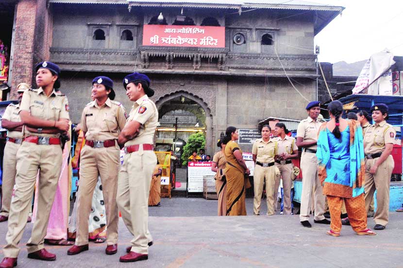 त्र्यंबकेश्वर मंदिराबाहेर असलेला बंदोबस्त (छाया- मयूर बारगजे)