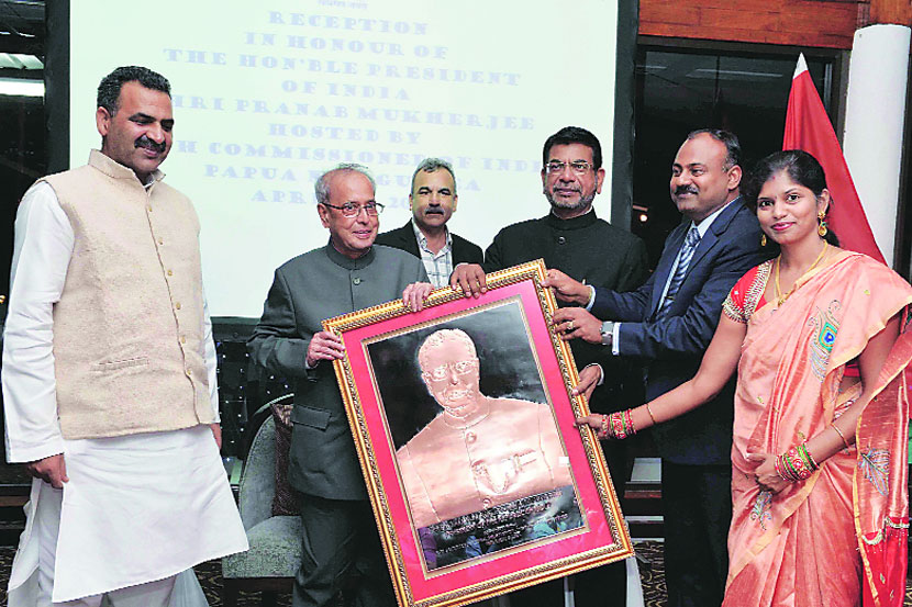 पापुआ न्यूगिनी येथील भारतीय समुदायातर्फे शुक्रवारी झालेल्या समारंभात राष्ट्रपती प्रणब मुखर्जी यांना स्मृतिचिन्ह भेट देण्यात आले.