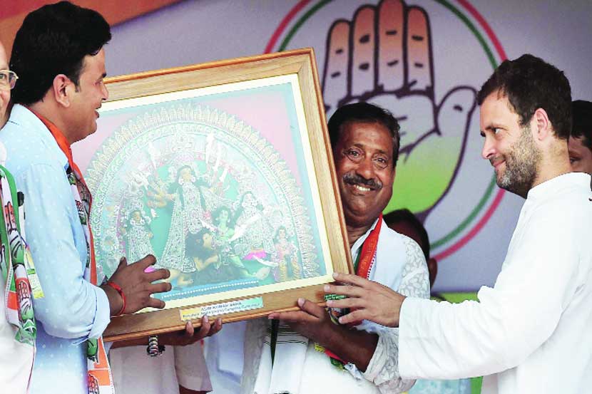 पश्चिम बंगालमधील कालिगंज येथील सभेत सोमवारी काँग्रेस उपाध्यक्ष राहुल गांधी यांना चित्र भेट देण्यात आले. 