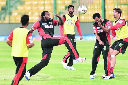 मुंबई इंडियन्सविरुद्धच्या लढतीसाठी रॉयल चॅलेंजर्स बंगळुरूच्या खेळाडूंनी कसून सराव केला.