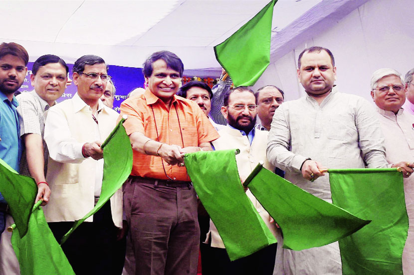 रेल्वेमंत्री सुरेश प्रभू यांनी मंगळवारी दिल्ली-आग्रा दरम्यान १०० मिनिटांत २०० कि.मी. अंतर कापणाऱ्या गतिमान एक्सप्रेसला हिरवा झेंडा दाखवला. 