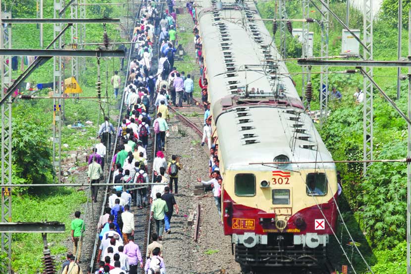 हार्बरवर १२ डब्यांच्या गाडय़ांचा प्रकल्प लांबणीवर