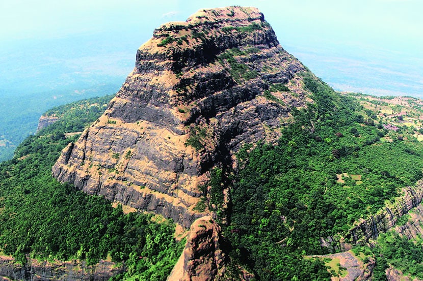 भीमाशंकर अभयारण्याच्या हद्दीतील सिद्धगडाचे हे छायाचित्र समोरच्याच धमधम्या या कडय़ावरून घेतल्यामुळे त्याला हवाई छायाचित्रणाचा परिमाण लाभला आहे.