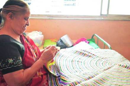  प्लास्टिकच्या पिशव्या जमा करायच्या आणि त्यापासून आकर्षक कलाकृती बनवायची.. वयाची पंचाहत्तरी गाठलेल्या कल्याणमधील अंजली आपटे यांचा हा दिनक्रम म्हटला तर छंद आहे. 