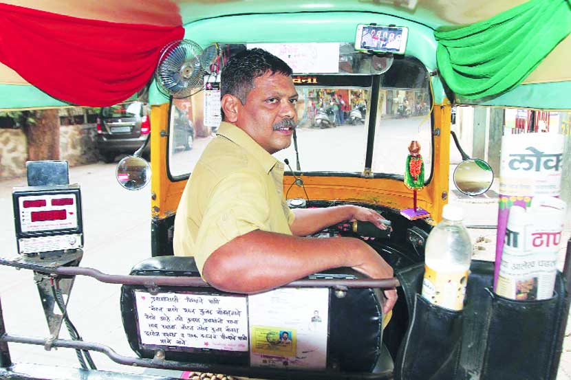 प्रदीप बागवे यांच्या रिक्षात पाणी, टीव्ही, मोबाइल चार्जिग आदी सुविधा आहेत.
